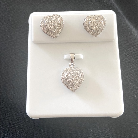 A beautiful Diamond heart pendant and Diamond heart earring set!! 925!